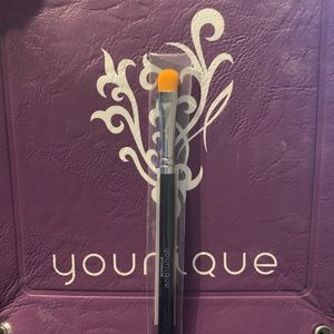 Younique splurge cream brush